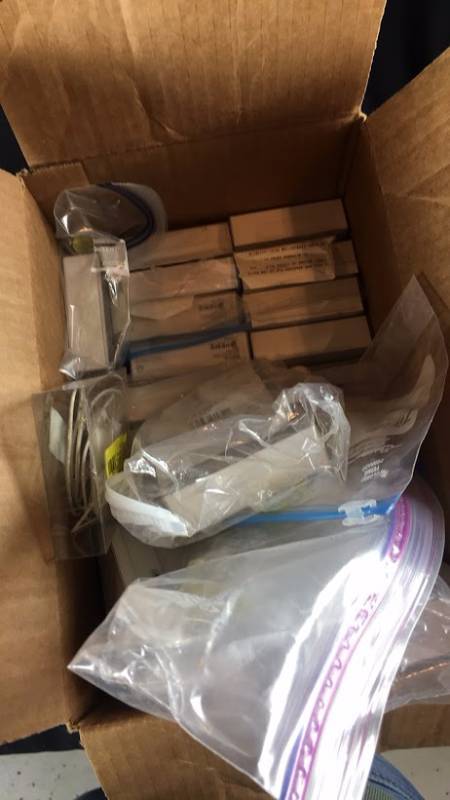 lot L0-1257 image: Lot of Apple EarPhones Retail Value $600 (2)