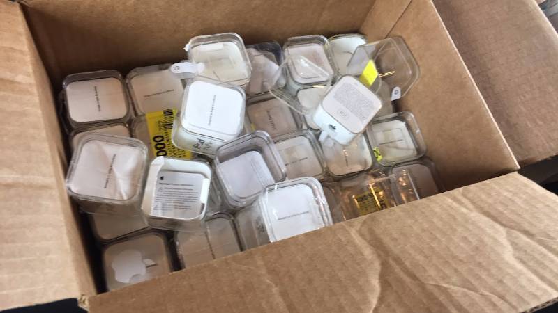 lot L0-CASE image: Lot of many various empty apple product cases. RETAIL VALUE $200