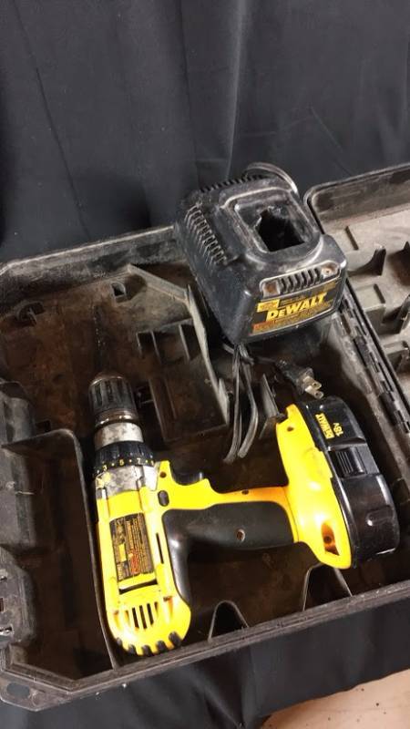 lot P-RH-15 image: DeWalt Drill
