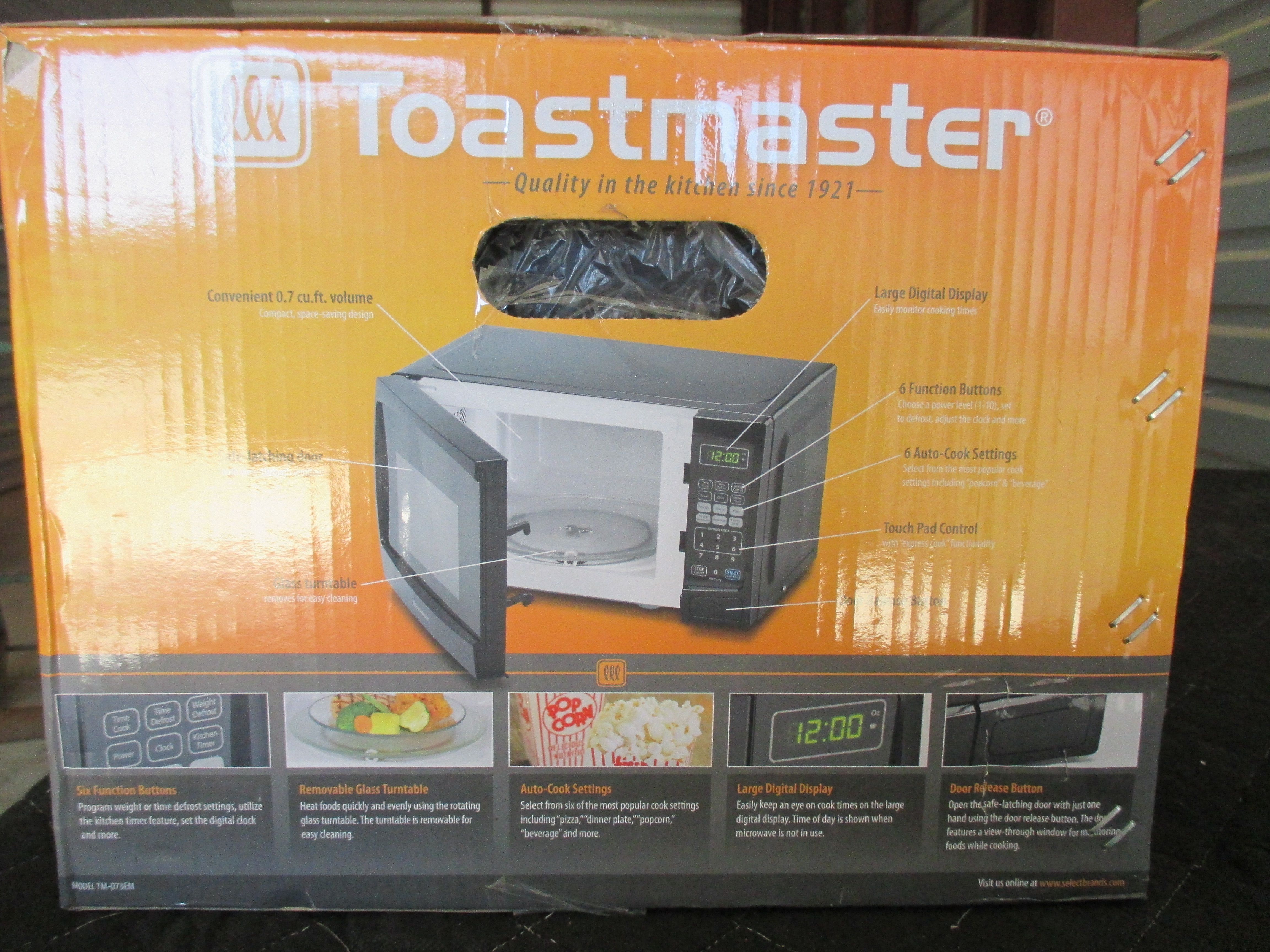 lot 116 image: Toastmaster 700-Watt Microwave