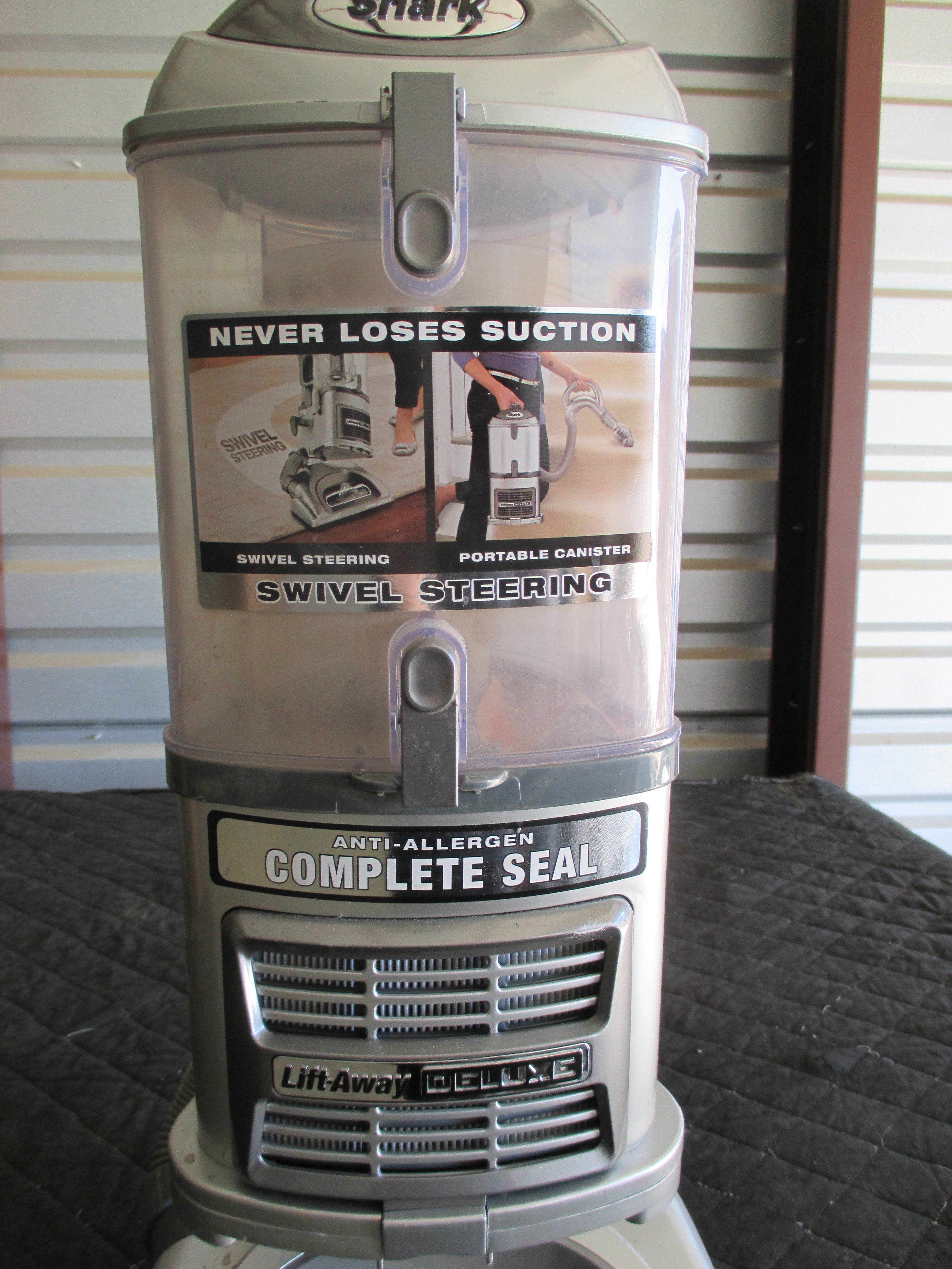 lot 119 image: Shark Navigator Lift Away Deluxe