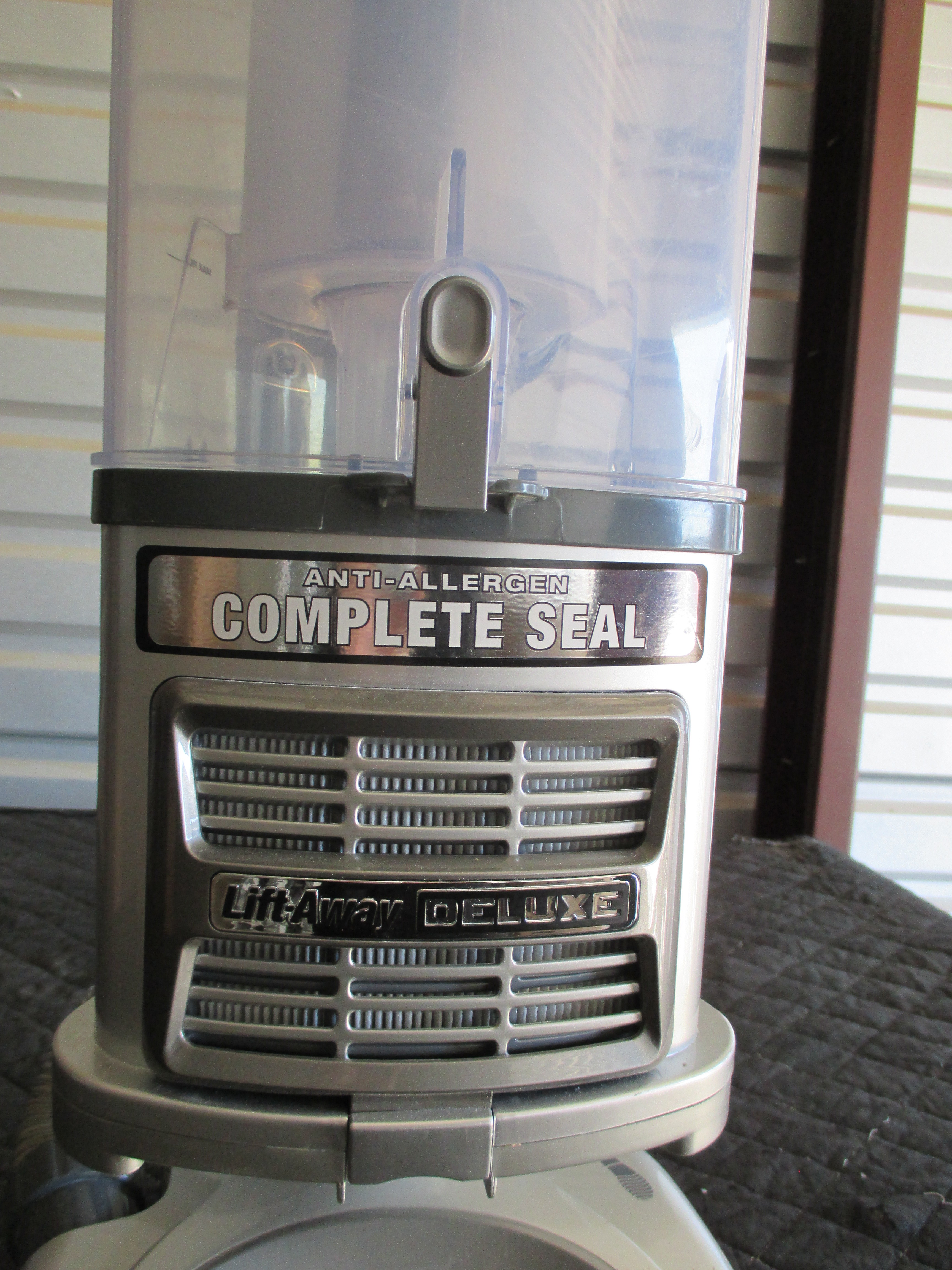 lot 128 image: Shark Navigator Lift Away Deluxe