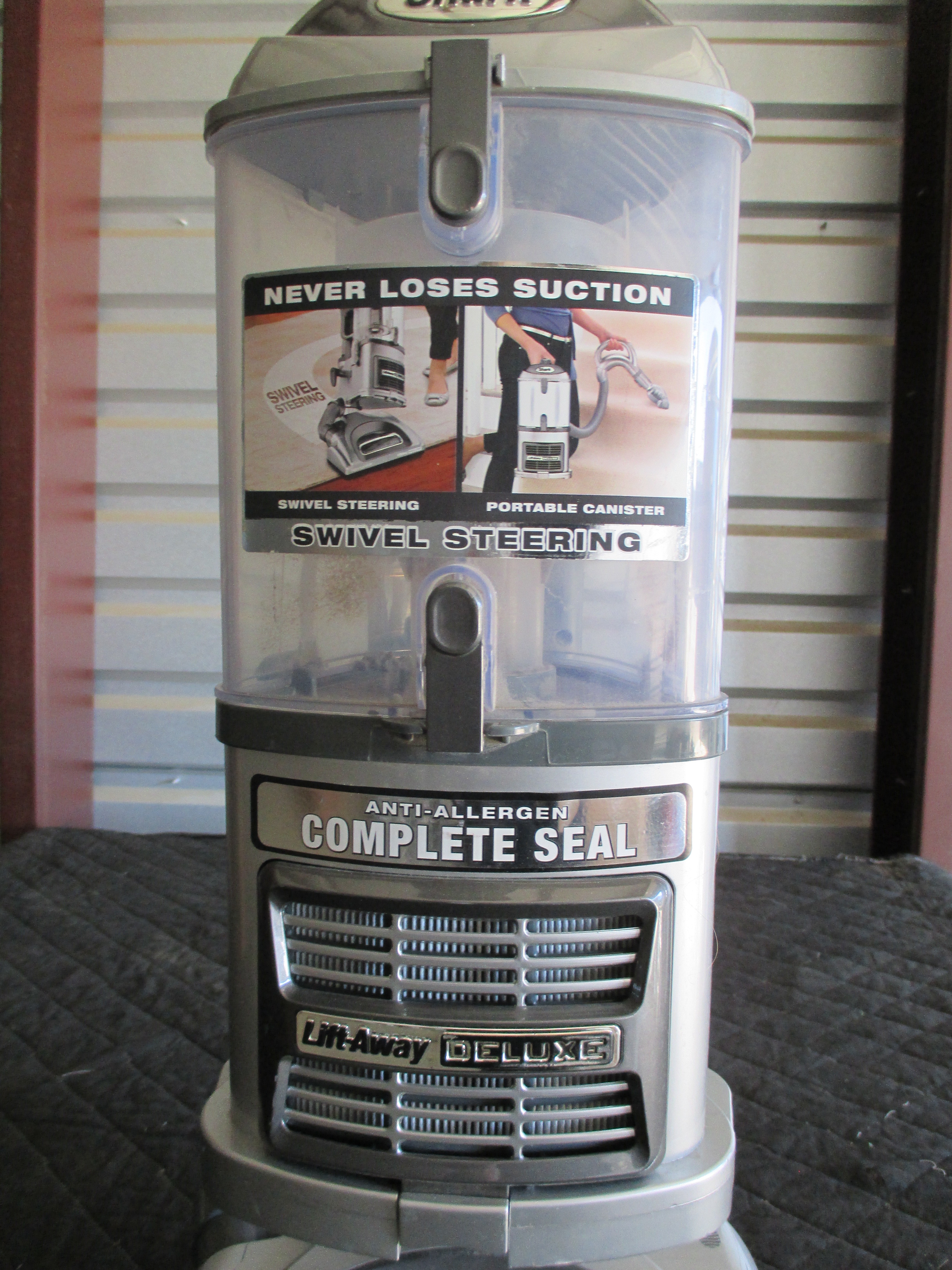 lot 129 image: Shark Navigator Lift Away Deluxe