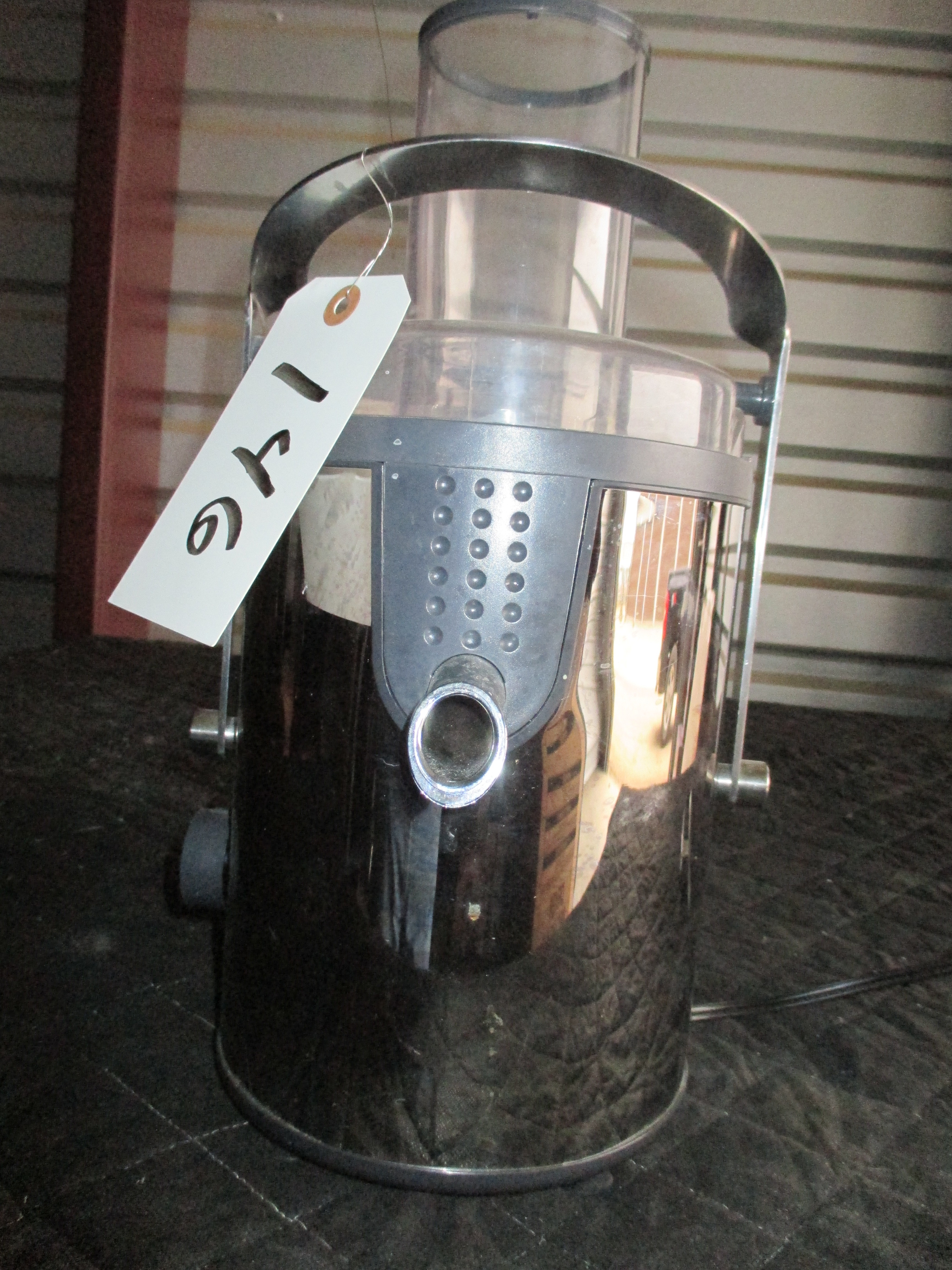 lot 146 image: Bella Juicer