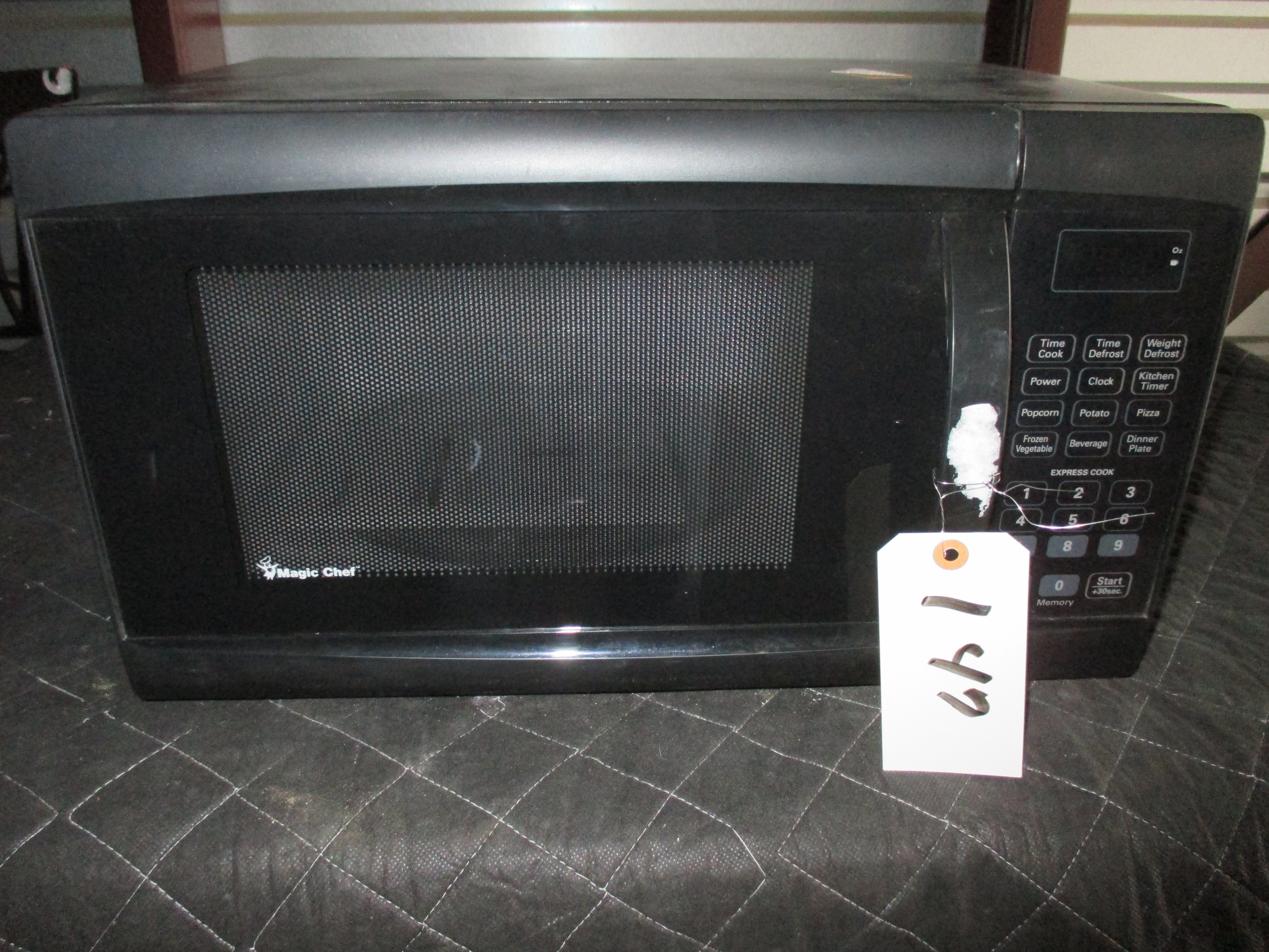 lot 147 image: Magic Chef 900 Watt Microwave