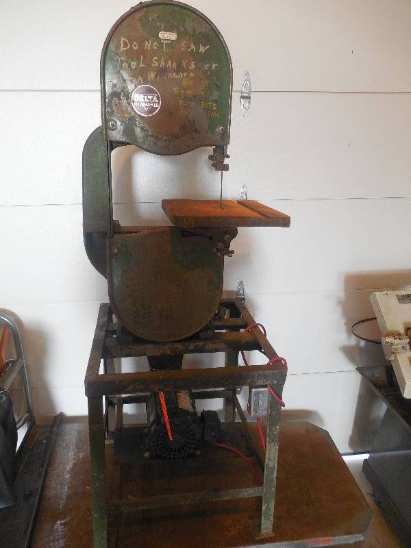 lot 8 image: Delta Millwauker Band Saw 1.5 HP New motor