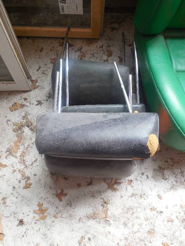 lot 25 image: (4) Chevelle Head Rests