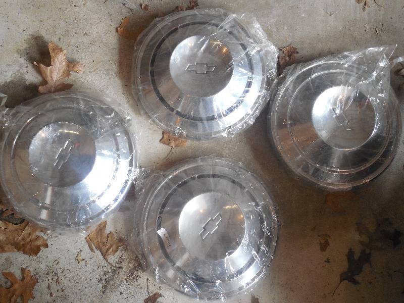 lot 46 image: 4 GM Hub Caps COPO