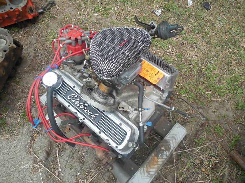 lot 52 image: Ford 289 Motor with Edelbrock Intake