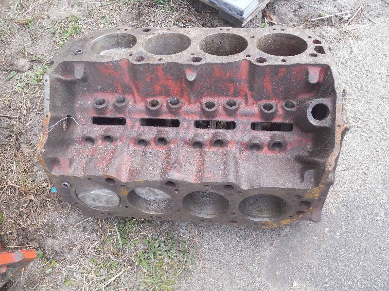 lot 54 image: Chevy Block with Crank