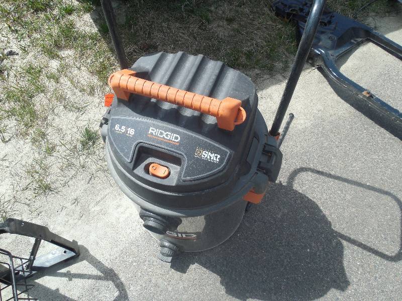 lot 124 image: Ridgid Shop Vac