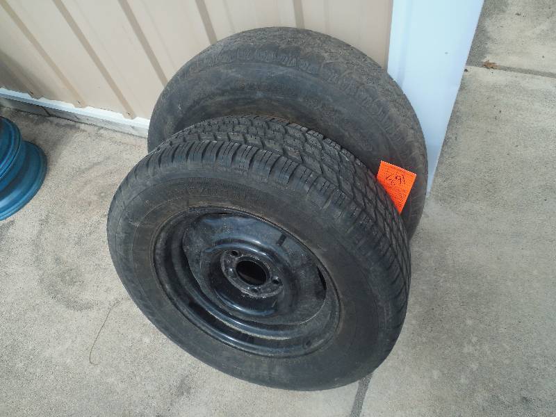lot 163 image: 15 Tire & Rim 5 Bolt