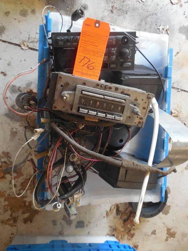 lot 176 image: 2 Car Sterios & 4 Speakers