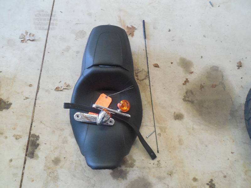 lot 188 image: 2016 Harley Seat & Turn Signals