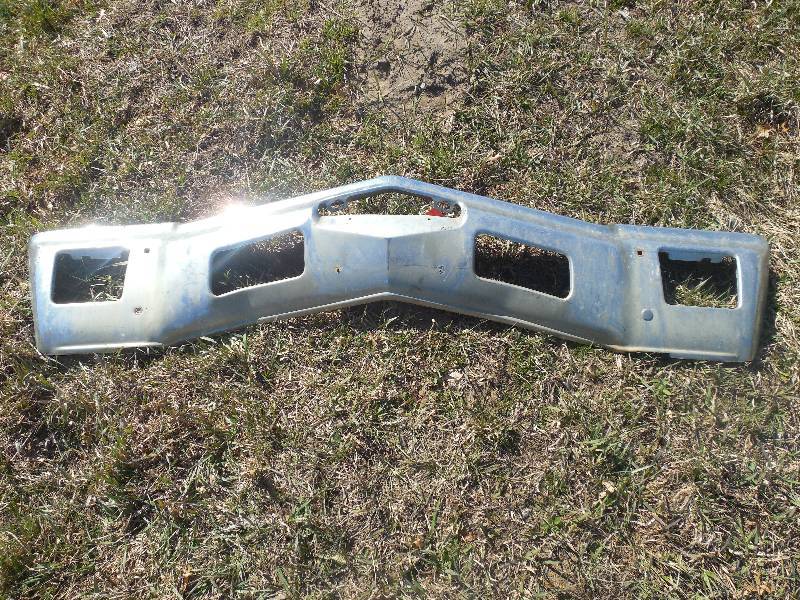lot 212 image: 1970 OLDSMOBILE CUTLAS FRONT BUMPER