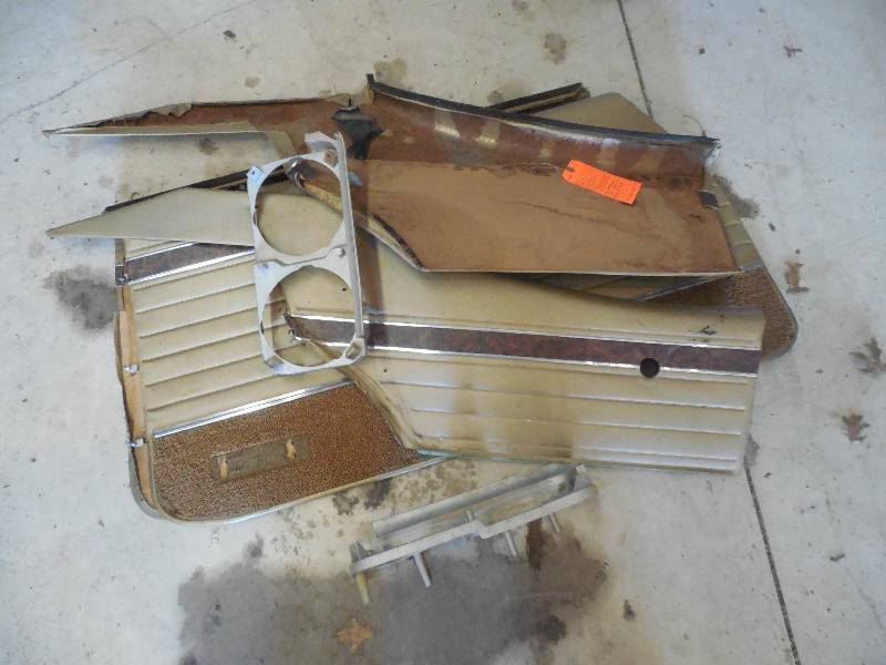 lot 270 image: 1970 OLDSMOBILE CUTLASS DOOR PANELS