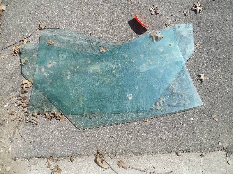 lot 276 image: 1976 TRANS AM DOOR GLASS