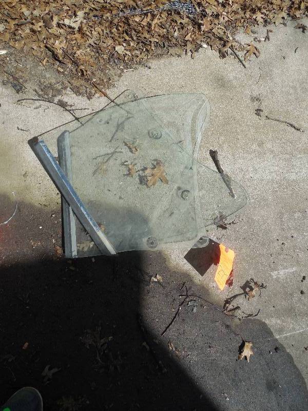 lot 277 image: 1968 CHEVELLE DOOR GLASS