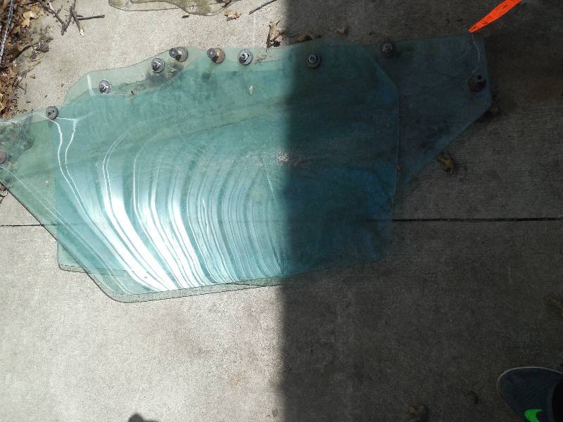 lot 280 image: 1976 MONTE CARLO DOOR GLASS
