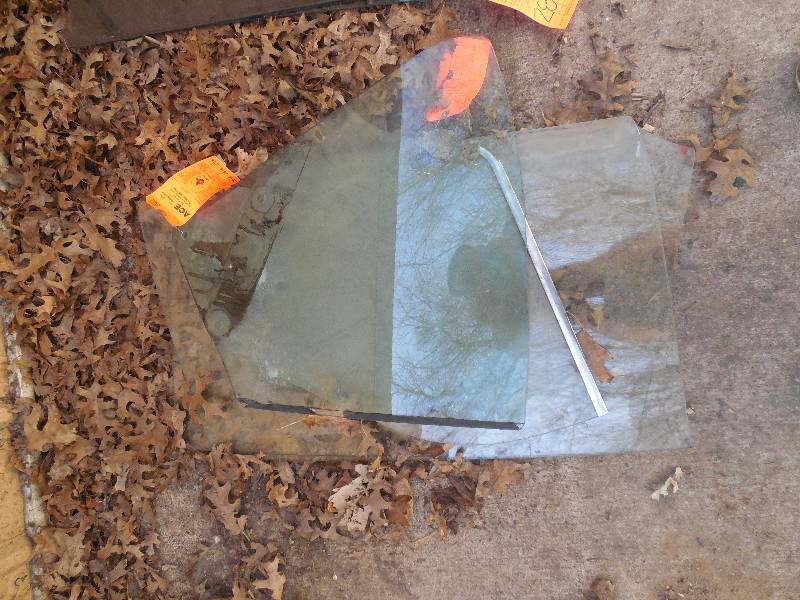 lot 281 image: 1966-67 CHEVELLE SIDE GLASS