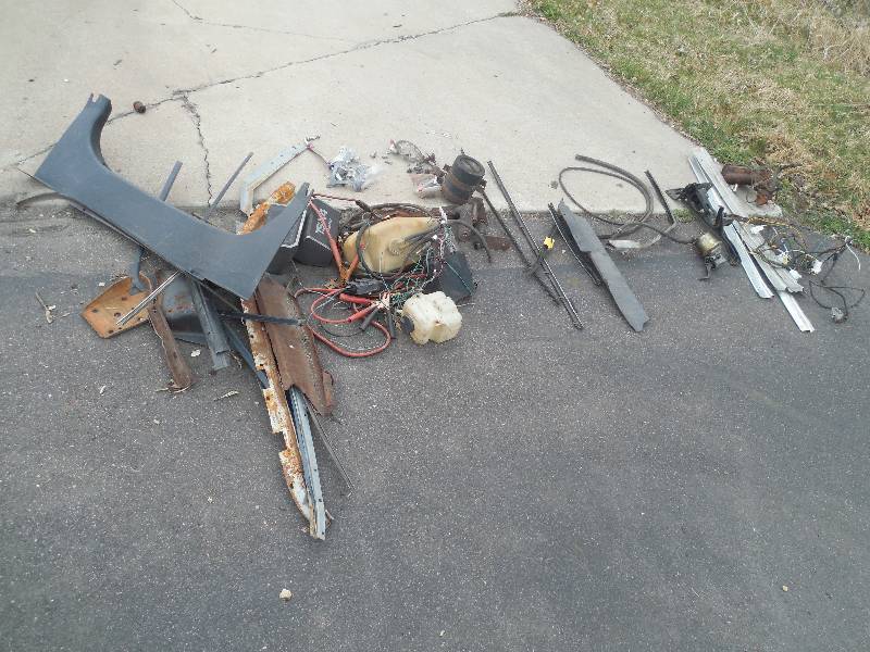lot 315 image: RANDOM ASSORTMENT OF CHEVY & MOPAR PARTS