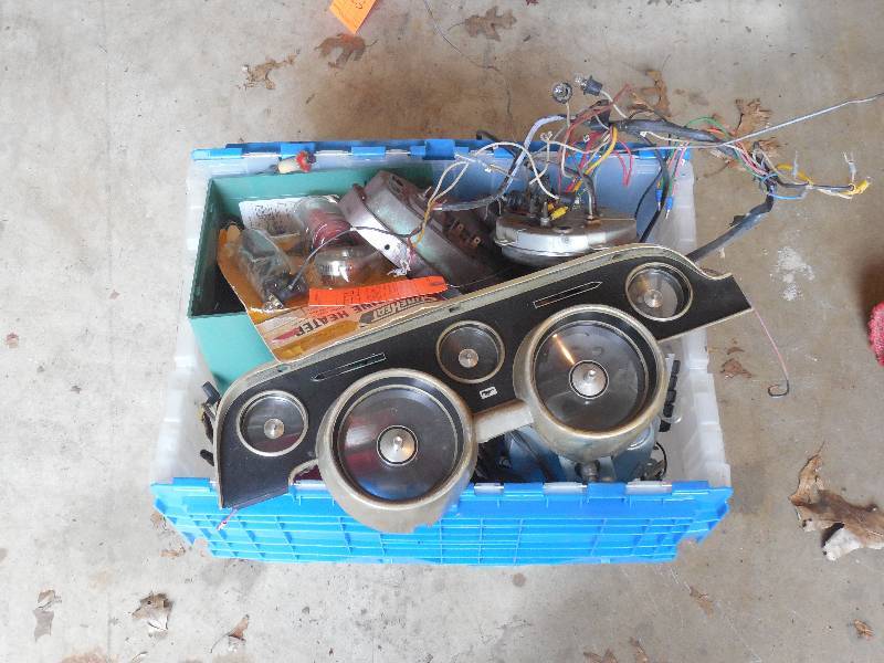 lot 424 image: BOX LOT OF OLD GAUGES