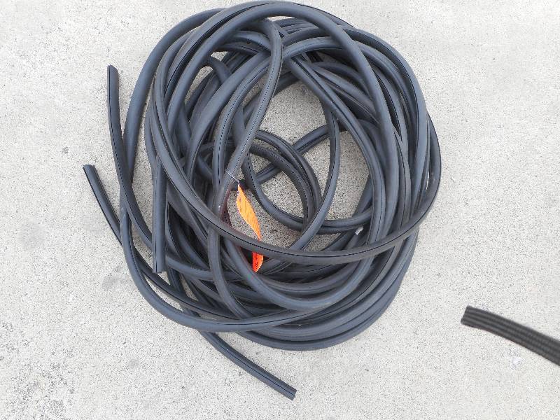 lot 449 image: Universal Rubber Windshield Seal