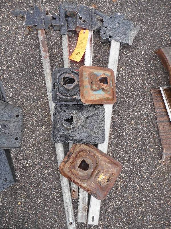 lot 489 image: (4) Bumper Jacks