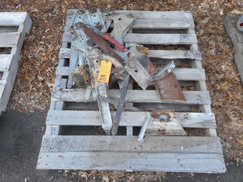 lot 653 image: PALLET LOT OF WINDOW REGULATORS CAMERO  CHEVELLE