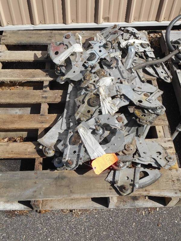 lot 327 image: 1967-69 CAMARO WINDOW REGULATORS - PALLET LOT