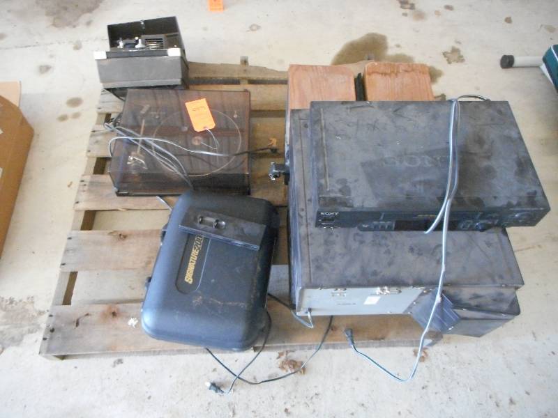 lot 600 image: SONY 400 RADIO , DISC PLAYER SET