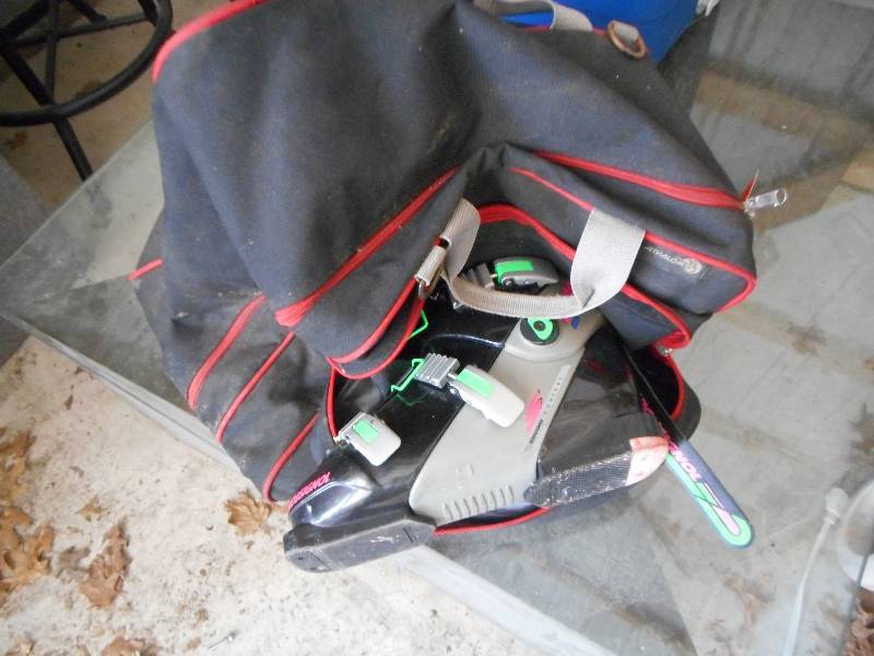 lot 663 image: SKI BOOTS AND BAG