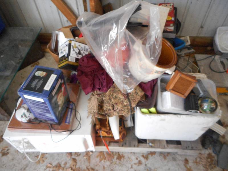 lot 664 image: PALLET LOT OF MISC. HOUSEHOLD STUFF