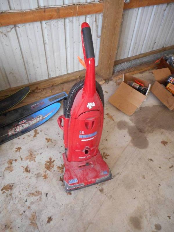 lot 685 image: DIRT DEVIL VACUME