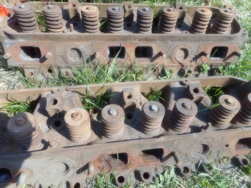 lot 736 image: MOPAR 440 HEADS SET