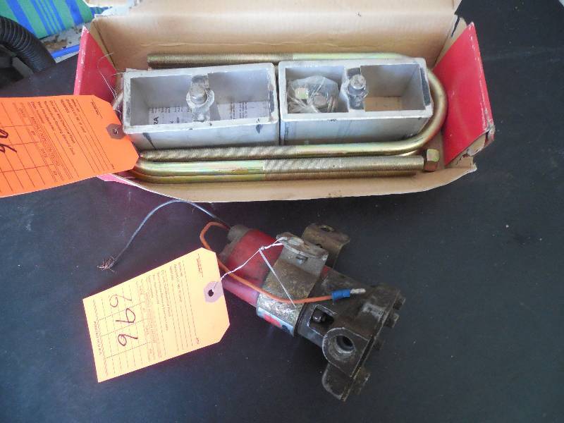 lot 696 image: CHEVY 2 LIFT KIT