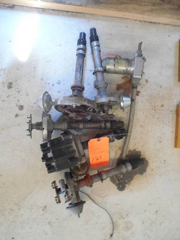 lot 721 image: 5 DISTRIBUTERS & 1 FUEL PUMP