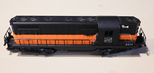 lot 1 image: Model Lionel ( 0 GAUGE) POSTWAR MILWAUKEE ROAD POWERED GP7 ENGINE 2338
