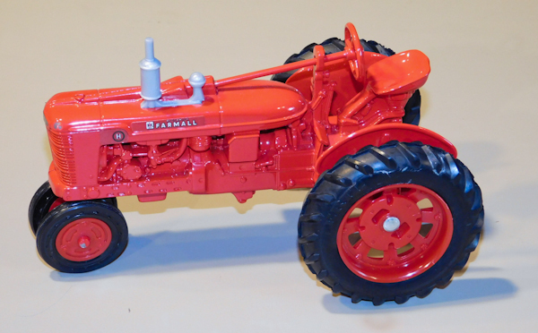 lot 6 image: Farmall tractor die cast tractor