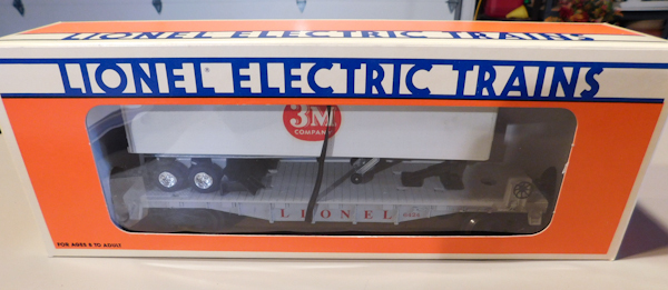 lot 19 image: Lionel Electric Trains NIB 3M trailer on flatbed car