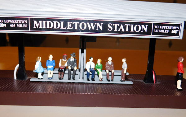lot 30 image: Model train accessory Operating Passenger Platform