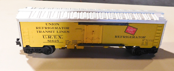 lot 32 image: Model trains, collectible, refrigerator, rail car