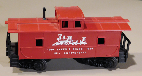 lot 61 image: Model trains, collectible, Red Caboose 1969 Lakes and Pines 1984 15th Anniversary