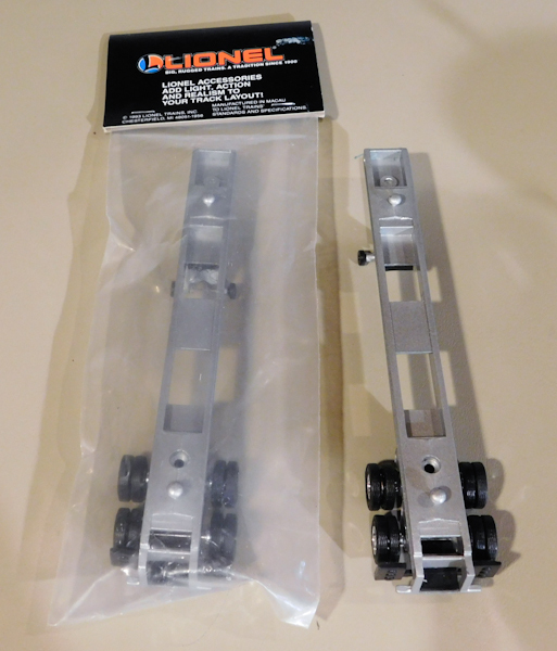 lot 90 image: Lionel train accessories