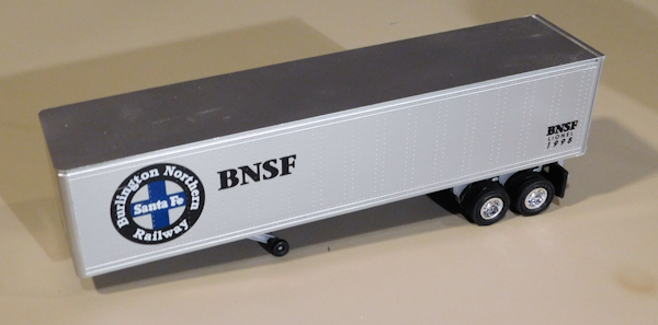 lot 94 image: Lionel truck trailer BNSF
