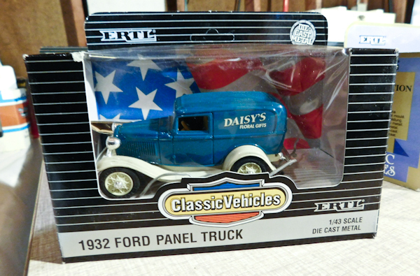 lot 101 image: ETRL die cast 1932 panel truck (NIB)