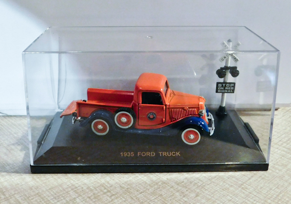 lot 108 image: Die cast 1935 Ford Truck