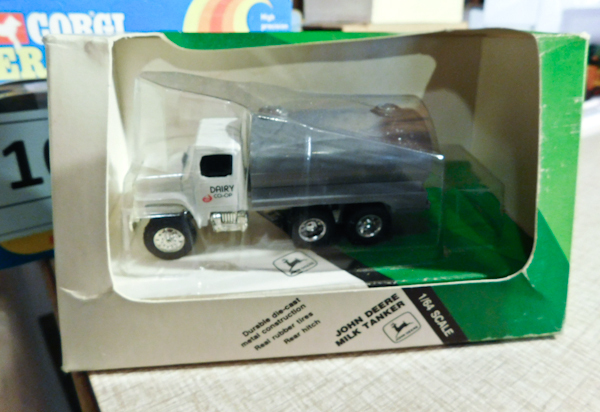 lot 110 image: ERTL die cast John Deere Milk tanker