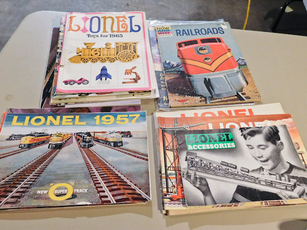 lot 124 image: Vintage Lionel Train booklets, catalogs, instruction manuals