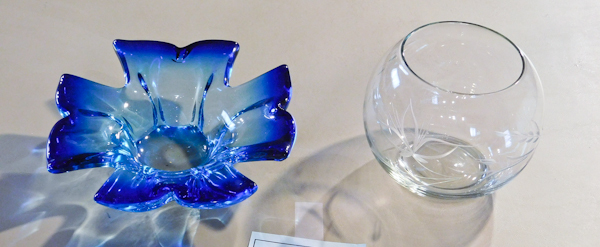 lot 138 image: Art Glass dcor one blue and one clear
